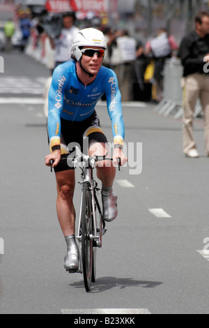 Britischer Radrennfahrer Mark Cavendish des Radteams Columbia an der Ziellinie in 2008 Tour De France Zeitfahren in Cholet Stockfoto