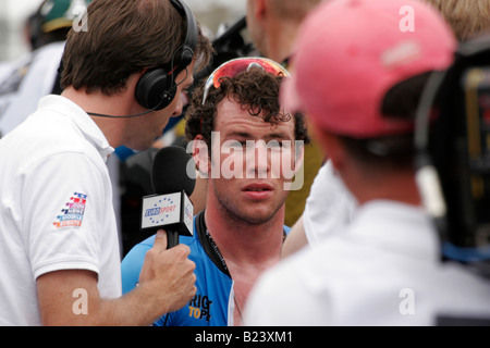 Britischer Radrennfahrer Mark Cavendish des Radteams Columbia interviewt nach 2008 Tour De France Zeitfahren in Cholet Stockfoto