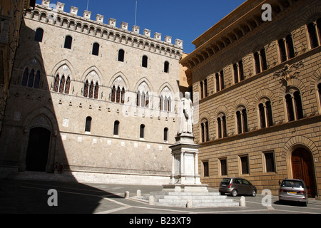 Statue von Sallustio Bandini vor Palazzo innerhalb der Piazza Salimbeni Siena Toskana Italien Südeuropa Stockfoto