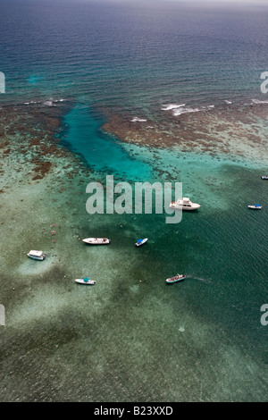 Luftaufnahme von Pass-through-Belize Barrier Reef. Stockfoto