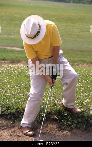 ÄLTERER MANN SPIELT GOLF Stockfoto