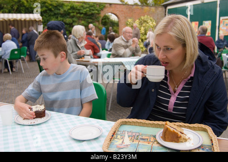 Tee und Kuchen bei offene Gärten in Redisham Hall In Suffolk Stockfoto