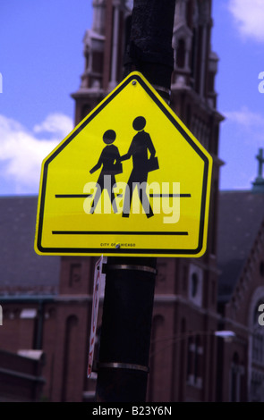 SCHULE FUßGÄNGERÜBERWEG ZEICHEN LEUCHTSTOFFLAMPEN Stockfoto