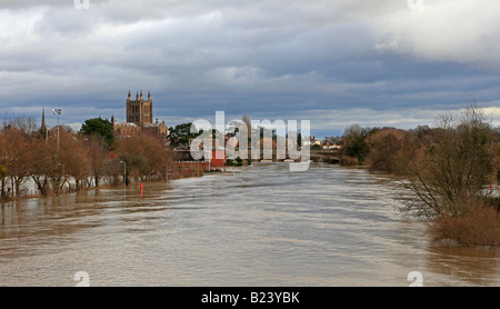 Hereford Kathedrale mit Blick auf den überfluteten Fluss Wye Stockfoto