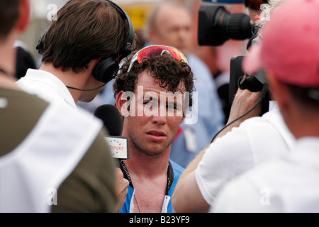 Britischer Radrennfahrer Mark Cavendish des Radteams Columbia interviewt nach 2008 Tour De France Zeitfahren in Cholet Stockfoto