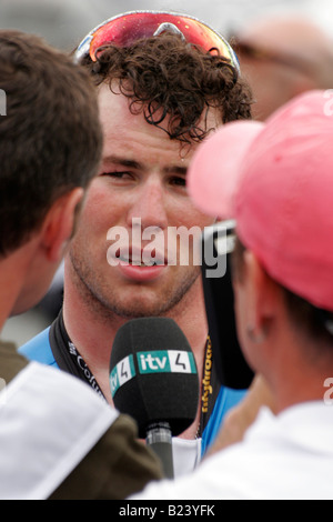 Britischer Radrennfahrer Mark Cavendish des Radteams Columbia interviewt nach 2008 Tour De France Zeitfahren in Cholet Stockfoto