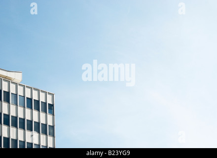 Bürogebäude und blauer Himmel Stockfoto