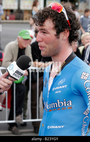 Britischer Radrennfahrer Mark Cavendish des Radteams Columbia interviewt nach 2008 Tour De France Zeitfahren in Cholet Stockfoto