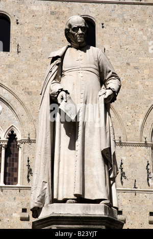 Statue von Sallustio Bandini innerhalb der Piazza Salimbeni Siena Toskana Italien Südeuropa Stockfoto