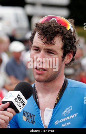 Britischer Radrennfahrer Mark Cavendish des Radteams Columbia interviewt nach 2008 Tour De France Zeitfahren in Cholet Stockfoto