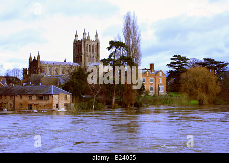 Hereford Kathedrale mit Blick auf den überfluteten Fluss Wye Stockfoto