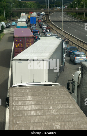 Ein Stau auf der Autobahn M1 Stockfoto