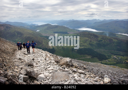 Wanderer auf dem Pony Weg auf Ben Nevis während der drei Zinnen-Challange Stockfoto