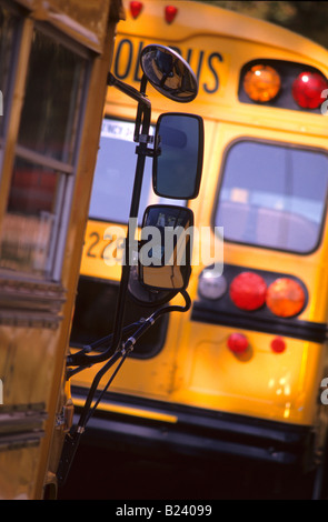 SCHULBUS-SEITENSPIEGEL HAUTNAH Stockfoto