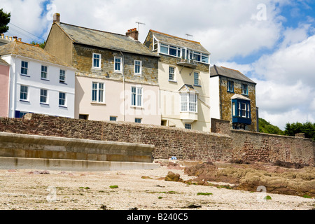 Häuser am Kingsand Cornwall UK vom Strand gesehen Stockfoto