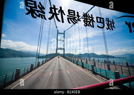 Hong Kong Tsing Ma Bridge gesehen durch die Windschutzscheibe von der oberen Ebene ein Doppeldecker-Bus Stockfoto