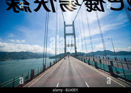 Hong Kong Tsing Ma Bridge gesehen durch die Windschutzscheibe von der oberen Ebene eines Doppel-gedeckten Busses Stockfoto