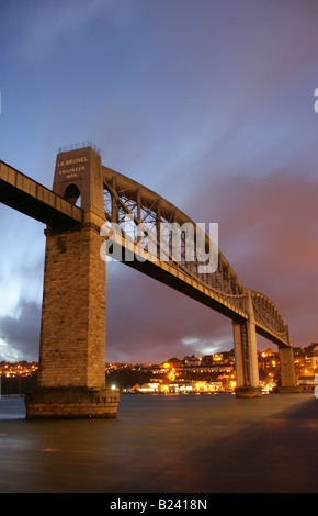 Stadt von Plymouth, England. Nachtansicht der Stadt Saltash und Isambard Kingdom Brunel gebaut Royal Albert Eisenbahnbrücke. Stockfoto