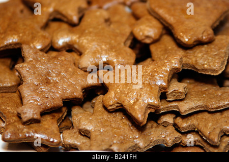 Kulinarischer Hintergrund mit weihnachtlichen Lebkuchenkeksen Backen aus dem Teig Bilder große hohe Auflösung horizontal in den USA USA Hi-res Stockfoto