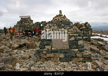 Wanderer auf dem Gipfel des Ben Nevis Stockfoto