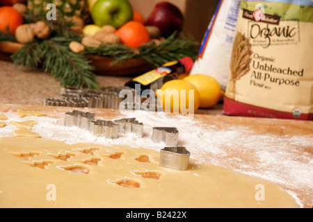 Der kulinarische Hintergrund mit Weihnachtsgebäck aus dem Teig Bilder Bilder Fotos große hochauflösende Overhead horizontal in den USA USA Hi-res Stockfoto