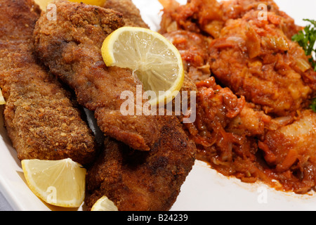 Frittierte Fischfilets auf einem Teller auf einem Esstisch über dem Hintergrund von oben nah niemand horizontal in den USA Hi-res Stockfoto