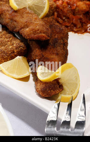 Frittierte Fischfilets auf einem Teller auf einem Esstisch über dem Hintergrund von oben nah niemand vertikal in den USA Hi-res Stockfoto