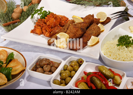 Ein Tisch mit festlichem Abendessen mit frittierten Fischfilets über den Kopf Bilder Fotos große hohe Auflösung horizontal in den USA Hi-res Stockfoto