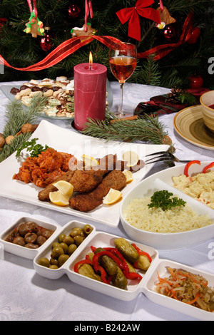 Ein Tisch mit festlichem Abendessen mit frittierten Fischfilets über den Kopf Bilder Fotos Fotos hochauflösendes vertikales Format in den USA Hi-res Stockfoto