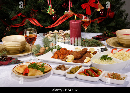 Ein Tisch mit festlichem Abendessen mit frittierten Fischfilets über den Kopf Bilder Fotos große hohe Auflösung horizontal in den USA Hi-res Stockfoto