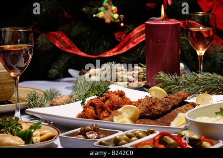 Weihnachtstisch mit frittiertem Fisch über dem Feiertag von oben verschwommener unscharfer Hintergrund Nahaufnahme Niemand horizontal in den USA Hi-res Stockfoto