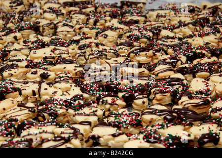 Gebackene Weihnachtsplätzchen Kekse Linzer gefüllte Süßigkeiten auf dem Tisch oben von oben Bilder horizontal in den USA Hi-res Stockfoto