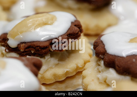 Gebackene Weihnachtsplätzchen Kekse Linzer gefüllte Süßigkeiten auf dem Tisch niemand oben von oben horizontaler gerahmter Hintergrund hausgemacht in USA Hi-res Stockfoto