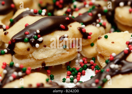 Gebackene Weihnachtsplätzchen Kekse Linzer gefüllte Süßigkeiten auf dem Tisch niemand oben von oben horizontaler gerahmter Hintergrund hausgemacht in USA Hi-res Stockfoto