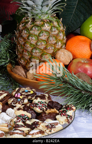 Weihnachten gebackene Kekse und Süßigkeiten auf einem Teller auf dem Esstisch zu Hause von oben niemand vertikal in den USA Hi-res Stockfoto