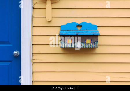 Kleine Postfach in Form von zu Hause mit vielen bunten Herzen gefunden in die Innenstadt von Straße von St. Johns Newfoundland Stockfoto