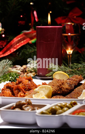 Weihnachtstisch mit frittiertem Fisch über dem Feiertag von oben verschwommener blauer Hintergrund Nahaufnahme Niemand vertikal in den USA Hi-res Stockfoto