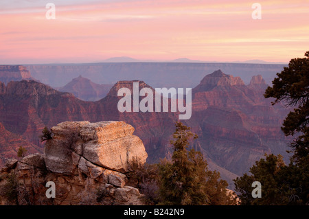 Grand Canyon von Bright Angel Sicht North Rim bei Sonnenuntergang Stockfoto