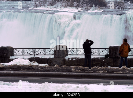 Touristen fotografieren amerikanischen Wasserfälle von Niagara Falls im Winter Stockfoto