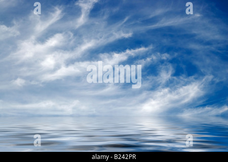 Eine digitale Zusammensetzung des endlosen Ozeans gefiederte Wolken tief blauen Himmel reflektiert Stockfoto