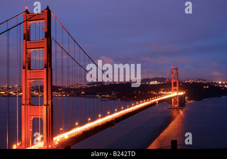 Golden Gate Bridge leuchtet in der Dämmerung Stockfoto