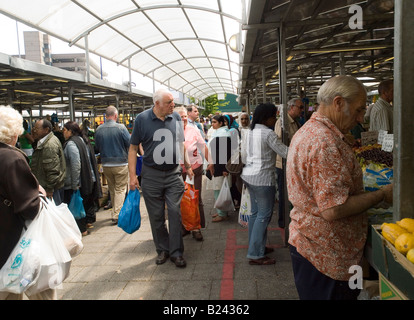 Die Hausse Ring besetzt mit Käufern, Birmingham City Centre West Midlands UK Stockfoto