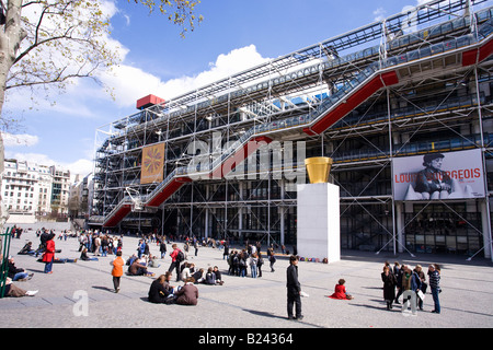 Pompidou Zentrum Galerie Museum für moderne Kunst in der Frühlingssonne mit Studenten und Besucher tagsüber außen Paris Frankreich Europa Stockfoto