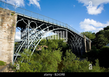 Ersten Eisenbrücke Welten erstreckt sich am Ufer des Flusses Severn im späten Abendlicht Sommer Ironbridge Shropshire England UK GB Stockfoto