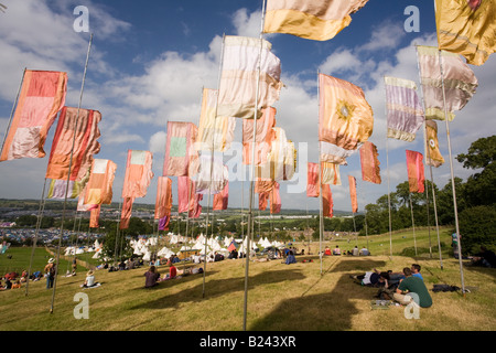 Flaggen auf dem Hügel über dem Tipi-Feld. Glastonbury Festival 2008 Stockfoto