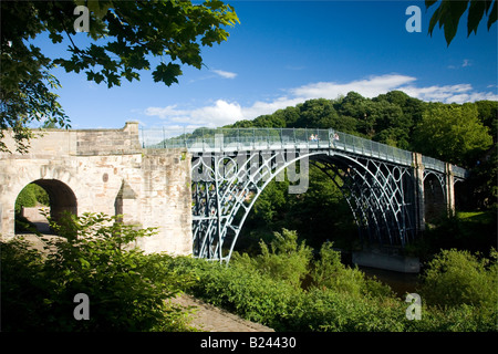Ersten Eisenbrücke Welten erstreckt sich am Ufer des Flusses Severn im späten Abendlicht Sommer Ironbridge Shropshire England UK GB Stockfoto