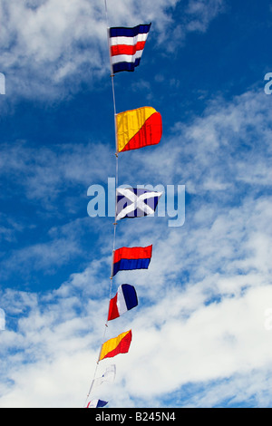 Wimpel, Flaggen der Welt ausgestellt vor blauem Himmel mit weißen Wolken am Hafen von St Mawes in Cornwall UK Stockfoto