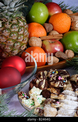 Weihnachten gebackene Kekse und Süßigkeiten auf einem Teller auf dem Esstisch zu Hause von oben niemand vertikal in den USA Hi-res Stockfoto