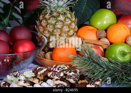 Die Weihnachtskekse auf einem dekorierten Tisch Bilder Bilder Fotos große hohe Auflösung Overhead von oben nah oben horizontal in den USA Hi-res Stockfoto