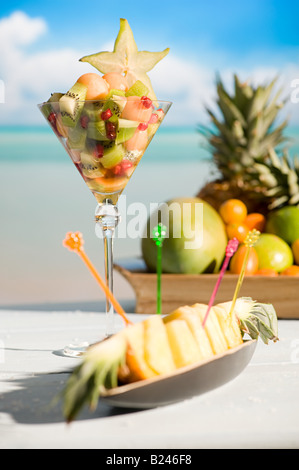 Frucht-Cocktail und ein Ananas-Gericht Stockfoto